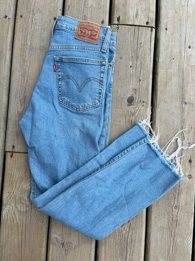 Levi's Distressed Wedgie Straight Jeans Size 27